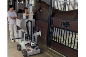 科技領(lǐng)“飼”：馬房智能飼喂機器人亮相汗血馬基地